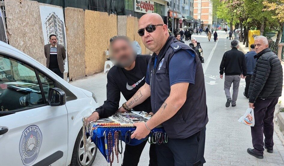 Eskişehir’de tezgahına el konulan seyyar satıcı ile zabıta ekipleri arasında