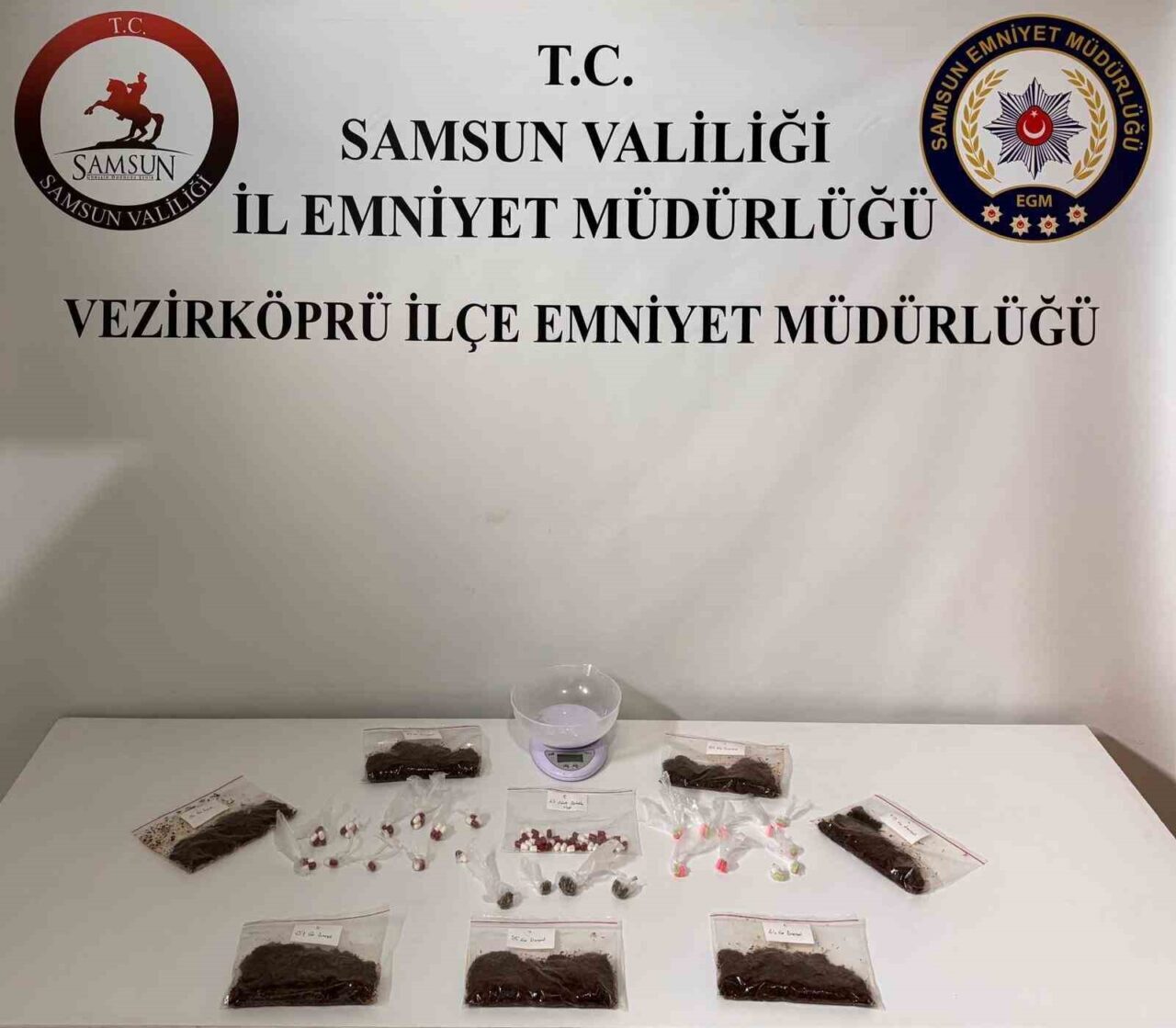 Samsun’un Vezirköprü ilçesinde narkotik ekiplerince düzenlenen operasyonda satışa hazır uyuşturucu