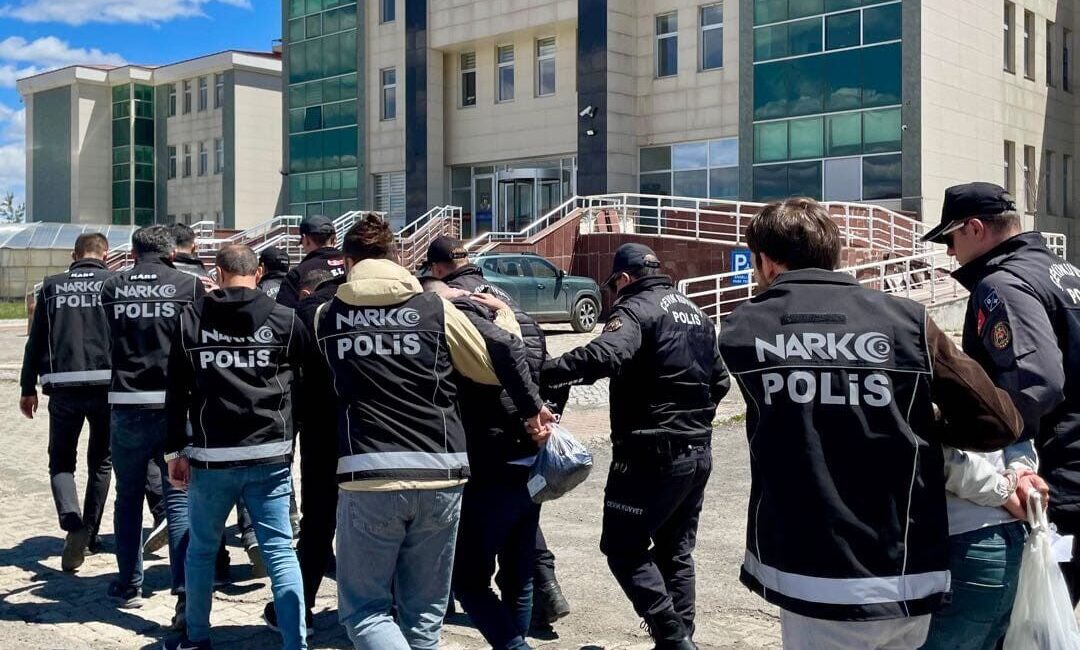 Kars Emniyet Müdürlüğü ekiplerince kent merkezinde uyuşturucu satıcılarına yönelik düzenlenen