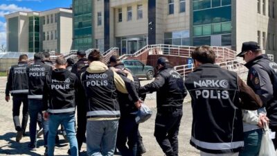 Kars Emniyet Müdürlüğü ekiplerince kent merkezinde uyuşturucu satıcılarına yönelik düzenlenen