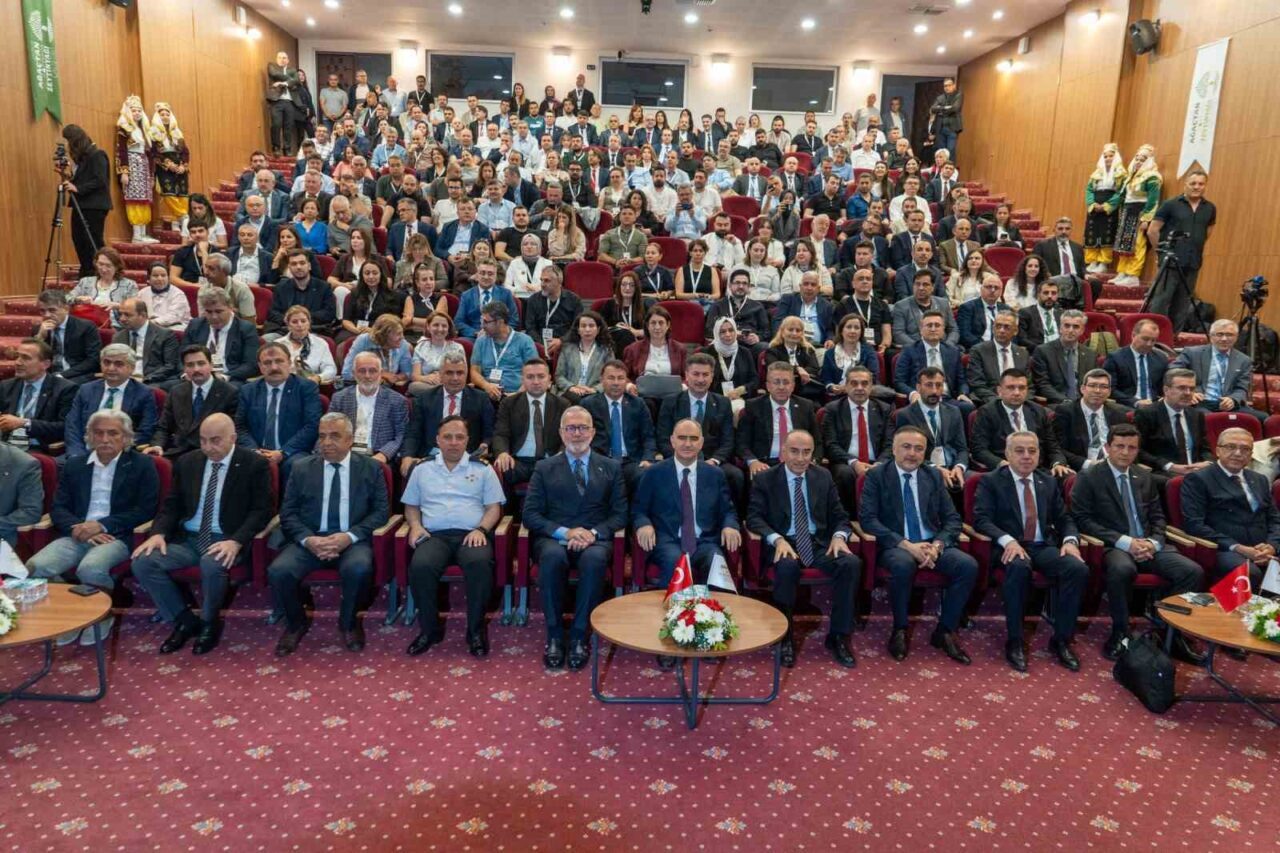 Manisa’da düzenlenen “Asırlık Ağaçtan Sofraya Zeytin Yağı Çalıştayı” hem sektör