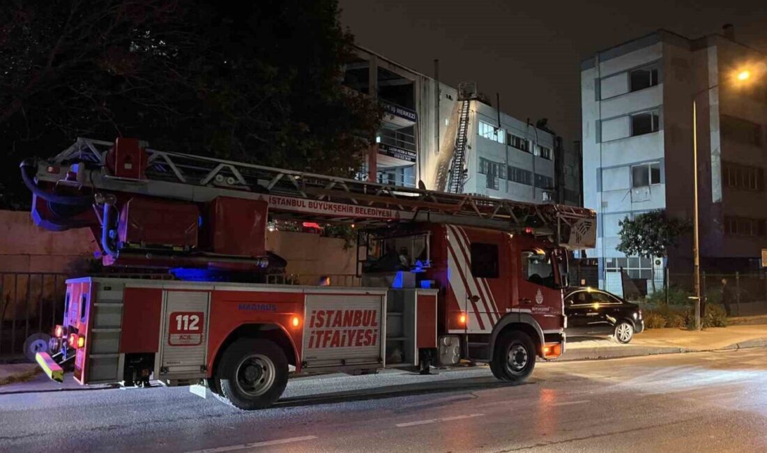 İstanbul Zeytinburnu’nda 4 katlı iş merkezinin çatısındaki kulübede yangın çıktı.