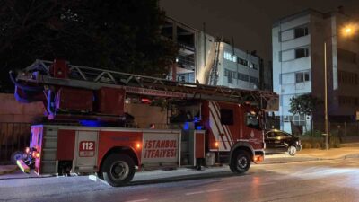 İstanbul Zeytinburnu’nda 4 katlı iş merkezinin çatısındaki kulübede yangın çıktı.