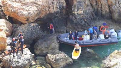 Antalya’da zıpkınla balık tutmak için falezlerden aşağıya inerken düşerek yaralanan