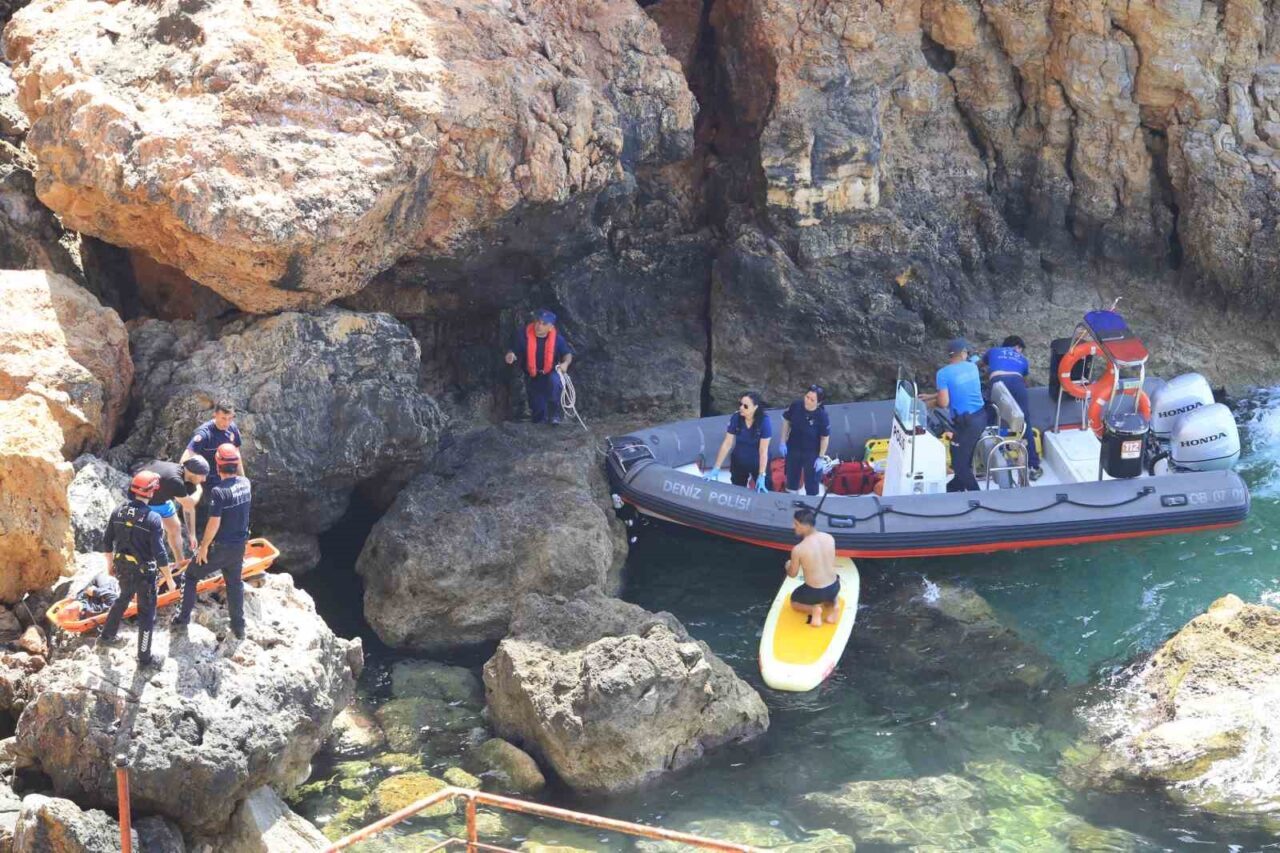 Antalya’da zıpkınla balık tutmak için falezlerden aşağıya inerken düşerek yaralanan