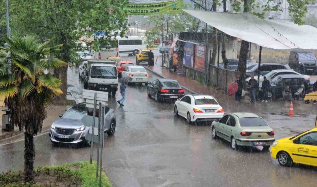 Zonguldak kent merkezinde aniden başlayan yoğun yağış nedeniyle tedbirsiz yakalanan