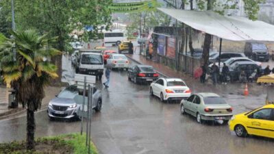 Zonguldak kent merkezinde aniden başlayan yoğun yağış nedeniyle tedbirsiz yakalanan