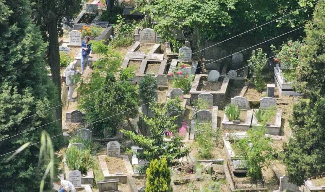 Zonguldak’ta Kurban Bayramı arefesinde vatandaşlar yakınlarının kabirlerini ziyaret etmek için