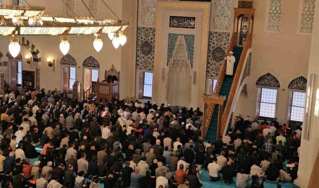 Zonguldak’ta Kurban Bayramı namazı kılındı. Namaz sonrası vatandaşlar birbirleriyle bayramlaştı.