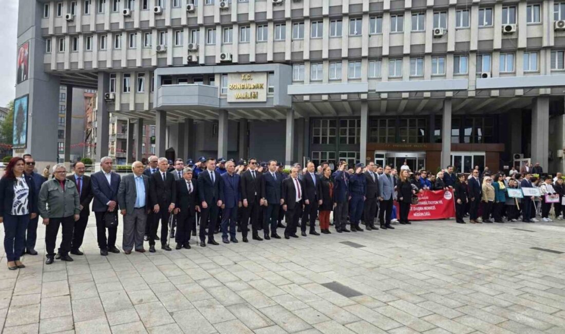 Zonguldak’ta 10-16 Mayıs Engelliler Haftası etkinlikleri kapsamında Valilik önünde çelenk