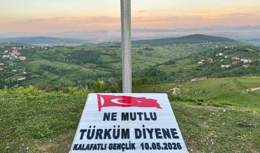 Zonguldak’ın Çaycuma ilçesinde bir grup genç, kendi imkanlarıyla köylerinin zirvesine