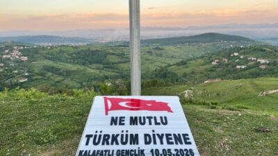 Zonguldak’ın Çaycuma ilçesinde bir grup genç, kendi imkanlarıyla köylerinin zirvesine