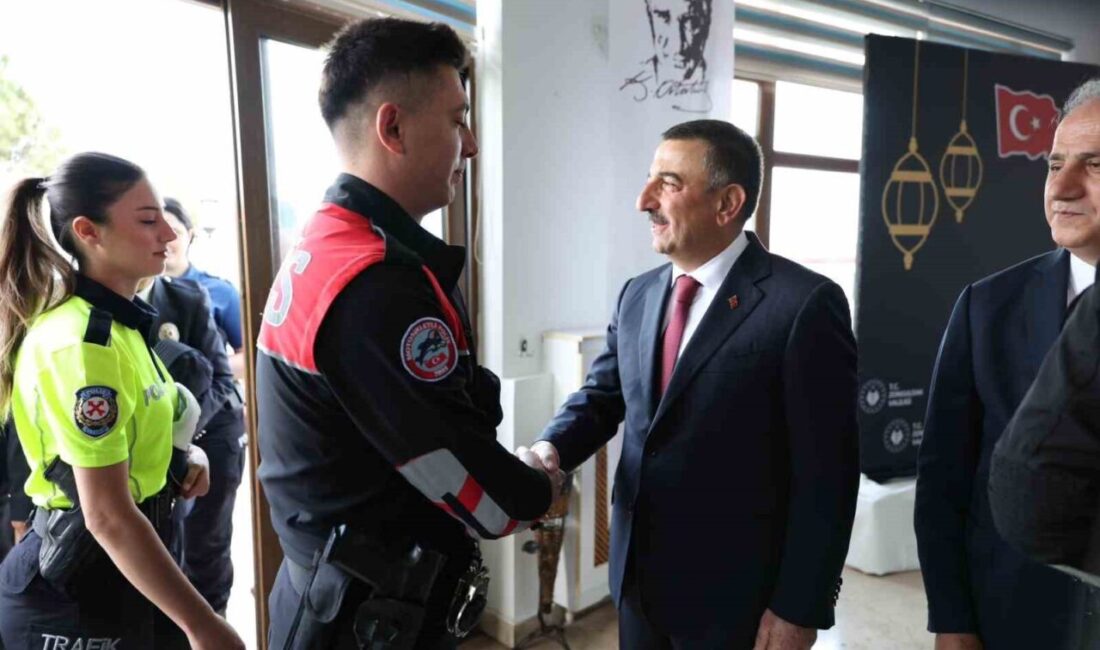 Zonguldak’ta Kurban Bayramı dolayısıyla Polisevi’nde düzenlenen bayramlaşma programı, geniş katılımla