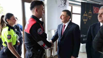 Zonguldak’ta Kurban Bayramı dolayısıyla Polisevi’nde düzenlenen bayramlaşma programı, geniş katılımla