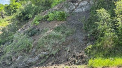 Zonguldak’ta 100. Yıl Şehirlerarası Otobüs Terminali’nde heyelan meydana geldi. Ağaç