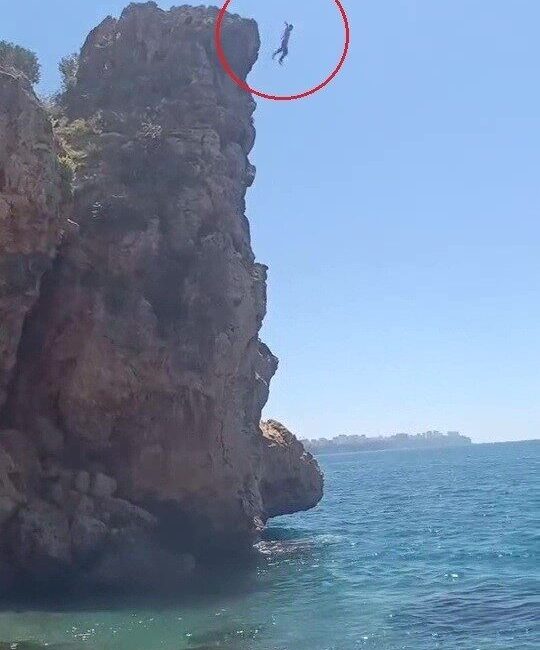 Antalya’da yaklaşık 40 metrelik falezlerden denize atlayan ve boğulma tehlikesi