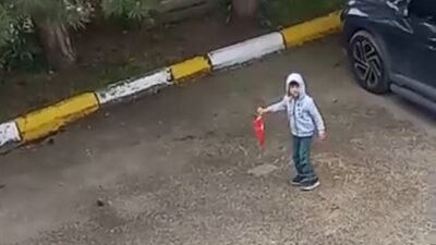 Bolu’da evinin balkonundan yerde duran Türk bayrağını gören 5 yaşındaki