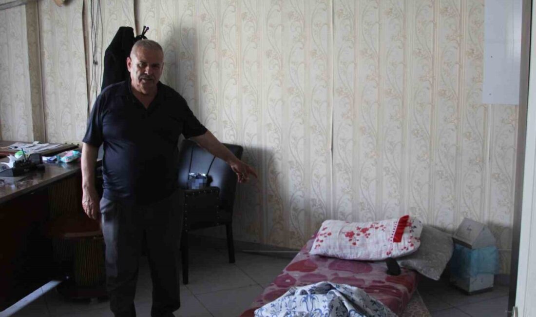 Adana’da tatlıcılık yapan 72 yaşındaki Hasan Masat, oğlu, eşi ve