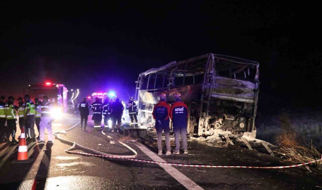 Denizli’de, Pamukkale Turizm’e ait yolcu otobüsünün bariyerlere çarparak yanması sonucu