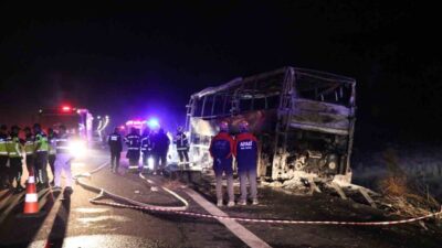 Denizli’de, Pamukkale Turizm’e ait yolcu otobüsünün bariyerlere çarparak yanması sonucu