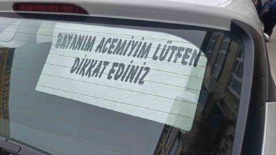 Ordu’nun Altınordu ilçesinde bir otomobilin arka camına asılan ‘Bayanım acemiyim