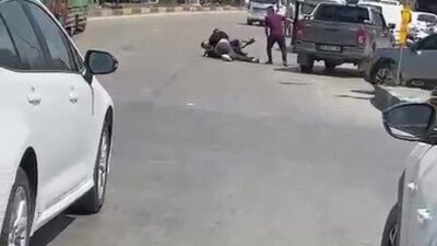 Adana’da yol kenarına çekilen kamyonetteki şahıslar kavgaya tutuştu. Kavga sırasında