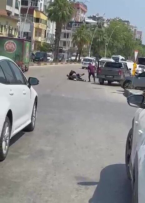Adana’da yol kenarına çekilen kamyonetteki şahıslar kavgaya tutuştu. Kavga sırasında
