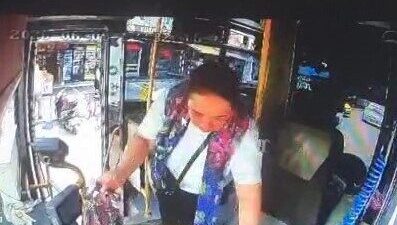 Adana’da bir kadın, yolcu otobüsüne binerek bir süre şoförle konuştuktan