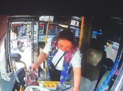 Adana’da bir kadın, yolcu otobüsüne binerek bir süre şoförle konuştuktan
