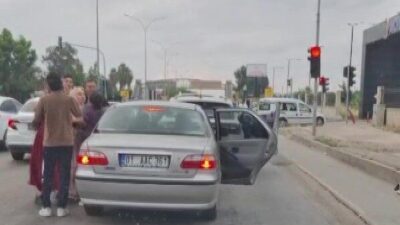 Adana’da seyir halindeki bir otomobilin başka bir aracın önünü kesmesiyle
