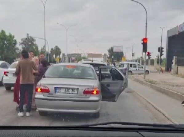 Adana’da seyir halindeki bir otomobilin başka bir aracın önünü kesmesiyle