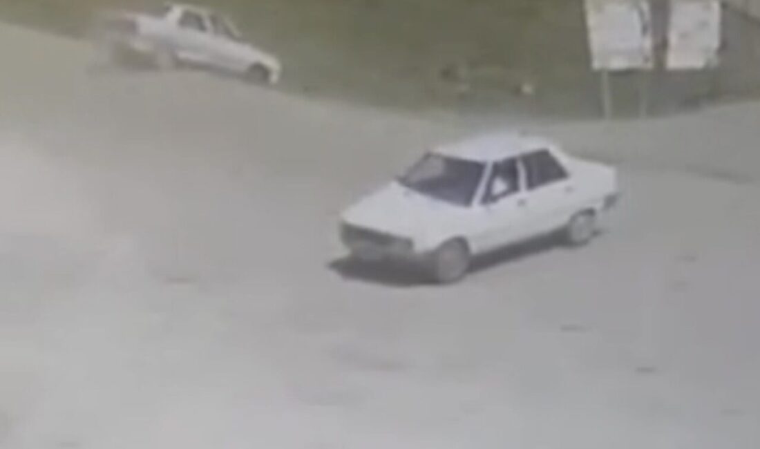 Şanlıurfa’nın Siverek ilçesinde akaryakıt istasyonuna girmeye çalışan iki otomobilin çarpışması