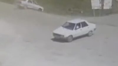 Şanlıurfa’nın Siverek ilçesinde akaryakıt istasyonuna girmeye çalışan iki otomobilin çarpışması