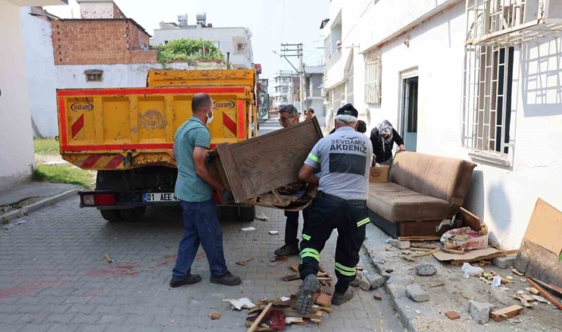 Mersin’in Akdeniz ilçesinde belediye ekipleri, evinde tek başına yaşayan engelli