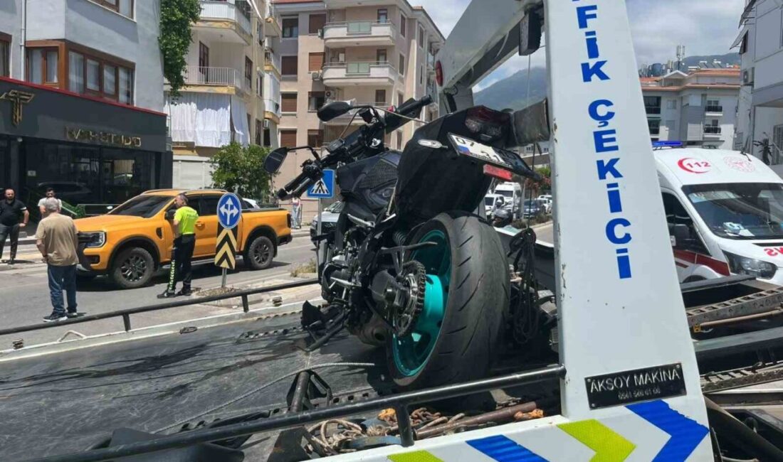 Antalya’nın Alanya ilçesinde motosiklet ile otomobilin çarpıştığı trafik kazasında 1
