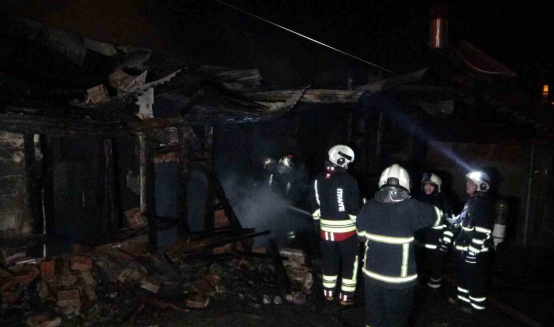 Kastamonu’da iki katlı ahşap evde çıkan yangın, itfaiye ekiplerince söndürüldü.