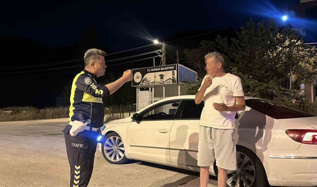 Burdur’da uygulama noktasında durdurulan sürücü, uzun süre alkolmetreye üflemek istemedi.