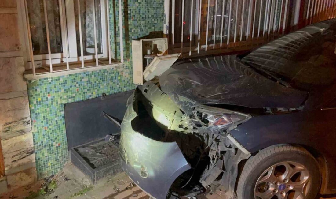 Bursa’da iddiaya göre alkollü sürücü, direksiyon hakimiyetini kaybedip kaldırımda park