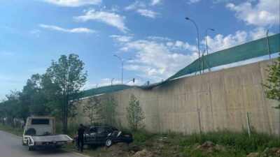 Bilecik’te alkollü sürücünün kullandığı araç askeri birliğin bahçesine uçtu. Kaza;