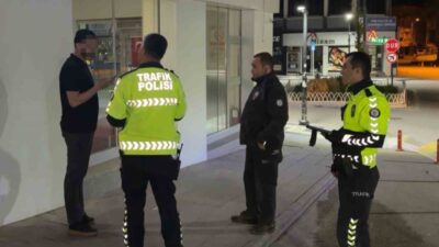 Aksaray’da polisin uygulamasında alkolmetreye üflemeyen sürücü polis ekiplerini dakikalarca uğraştırdı.