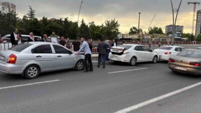 Kayseri’nin Kocasinan ilçesinde bir alt geçidin girişinde 4 otomobilin karıştığı