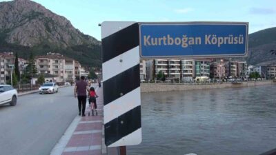 Amasya’da Yeşilırmak Nehri’nin üstündeki bir köprünün yol ile bağlandığı bölümde