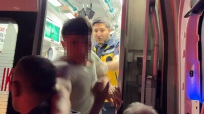 Aksaray’da balkona çıkıp intihar girişinde bulunan genç, polis ekiplerince ikna