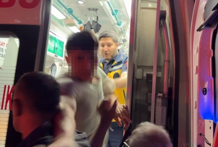 Aksaray’da balkona çıkıp intihar girişinde bulunan genç, polis ekiplerince ikna