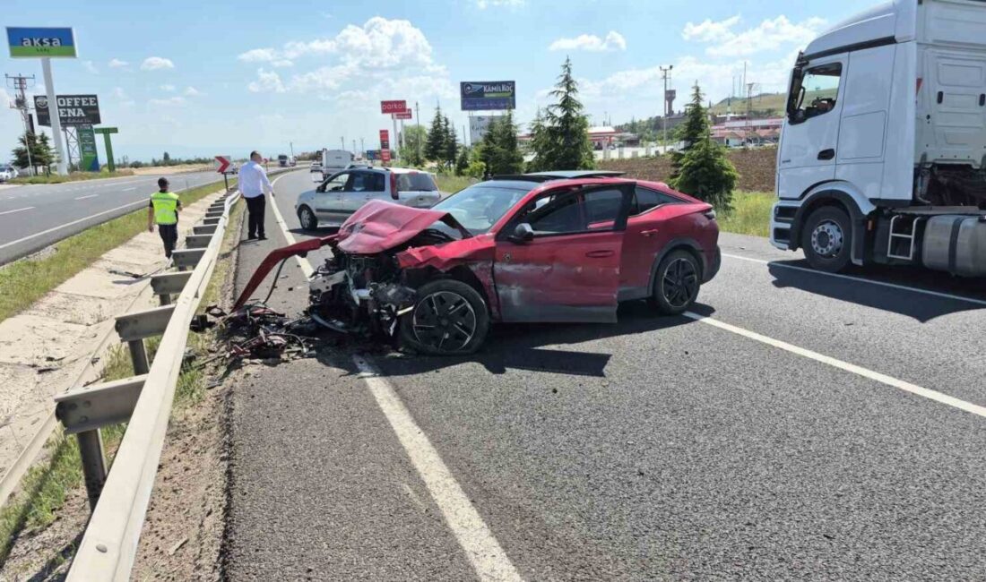 Ankara-Eskişehir kara yolunda 3 aracın karıştığı trafik kazasında bir otomobil