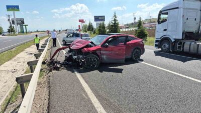 Ankara-Eskişehir kara yolunda 3 aracın karıştığı trafik kazasında bir otomobil