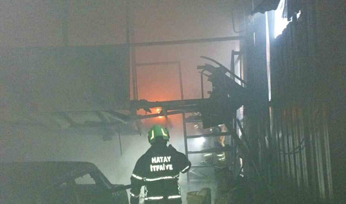 Hatay’da alevlere teslim olarak yanan iş yeri kullanılmaz hale geldi.