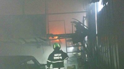 Hatay’da alevlere teslim olarak yanan iş yeri kullanılmaz hale geldi.