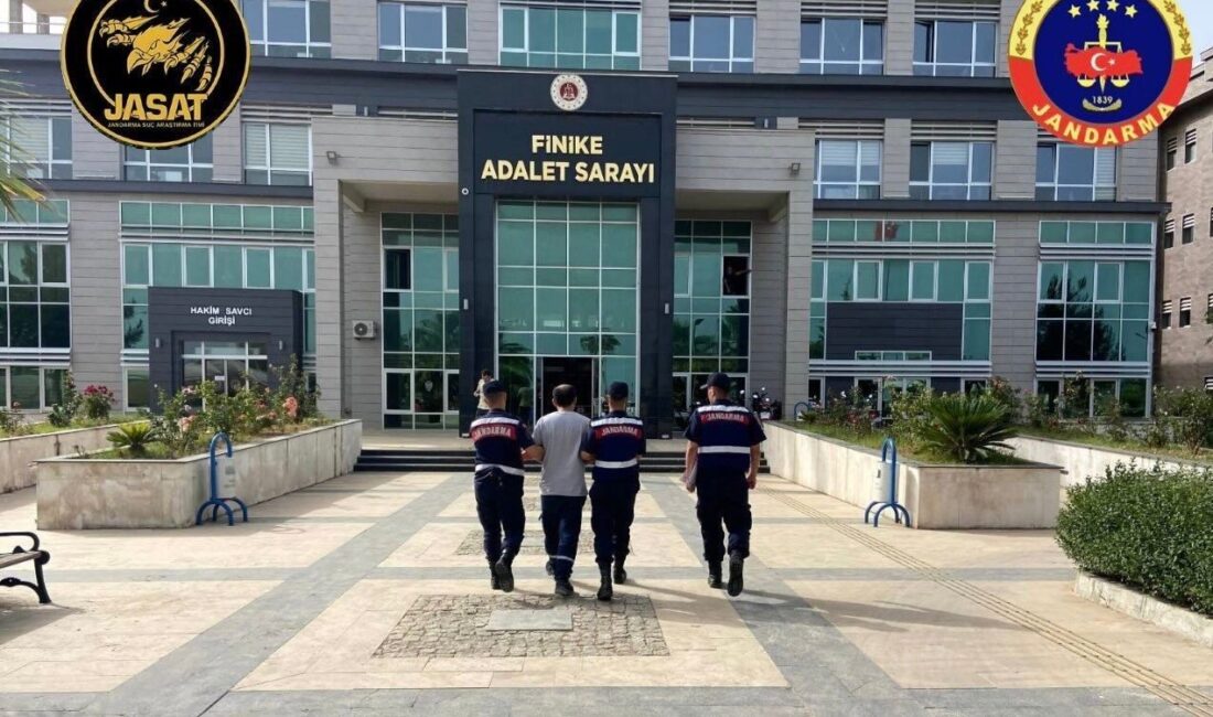 Antalya’nın Finike ilçesinde, çeşitli suçlardan hakkında kesinleşmiş 21 yıl 9