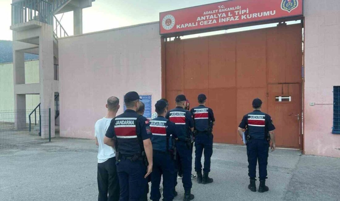 Antalya’nın Döşemealtı ilçesinde düzenlenen uyuşturucu operasyonunda gözaltına alınan 4 şüpheli